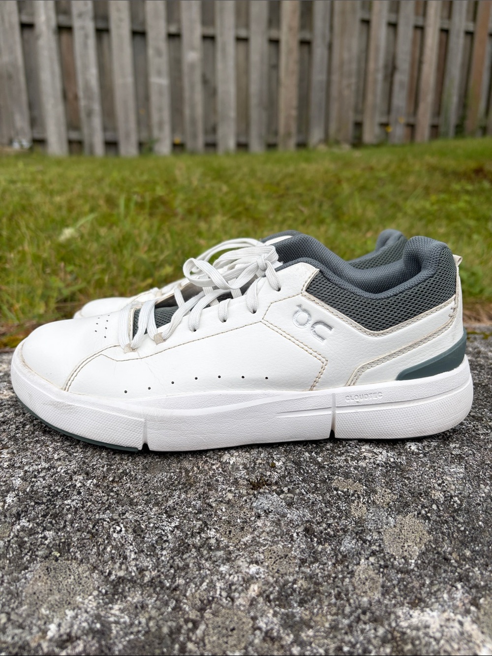 On Running Kids The Roger Youth White tennis sneakers size 6Y